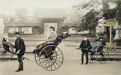&39;Jinrikisha&39; na frente de um templo, c.1880 (impressão colorida de álbuns à mão no cartão)
